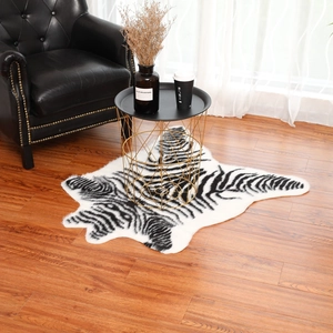 Detail van de zebra faux fur tapijttextuur gestyled met een gouden bijzettafel