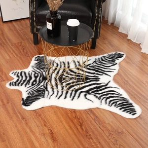 Faux zebra print vloerkleed met onregelmatige randen op een houten vloer in woonkamer