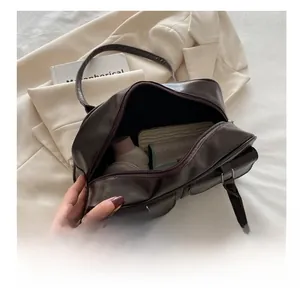 Innenansicht der dunkelbraunen glänzenden Boston-Tasche mit geräumigem Stauraum