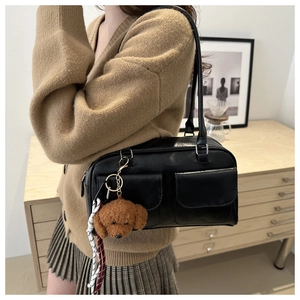 Schwarze Schultertasche aus Kunstleder mit Taschen und niedlichem Bärenanhänger