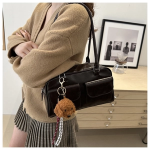 Dunkelbraune Vintage-Unterarmtasche mit Taschen und süßem Pudel-Plüsch-Schlüsselanhänger