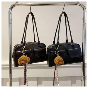 Retro-Unterarmtaschen aus poliertem Leder in Schwarz und Braun mit Plüsch-Hundeanhänger