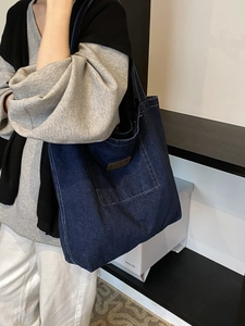 Borsa tote in denim blu scuro con grande tasca frontale e logo in pelle da donna