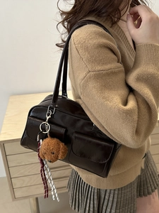 Retro dunkelbraune Achseltasche mit Vordertaschen und Plüschwelpen-Anhänger