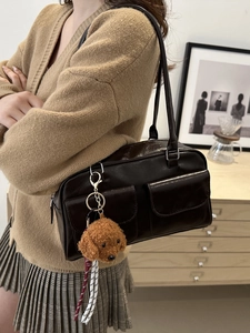 Dunkelbraune Retro-Achseltasche aus Leder mit zwei Vordertaschen und Teddy-Anhänger