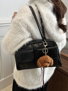 Schwarze matte Schultertasche mit Doppeltaschen und braunem Pudel-Anhänger