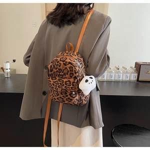 Mini sac à dos imprimé léopard avec bretelles marron et pendentif panda en peluche