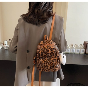 Détail du mini sac à dos léopard avec bretelles en cuir et porte-clés en peluche