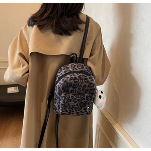 Mini sac à dos imprimé léopard pour femme avec porte-clés fantôme en peluche blanche
