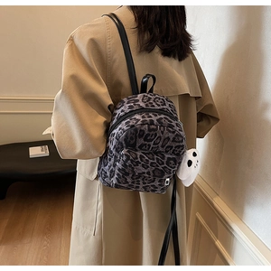 Petit sac à dos léopard gris pour femme avec un charmant pendentif fantôme en peluche blanc