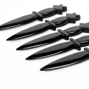 Lot de cinq dagues en obsidienne noire polie avec poignées pentagramme sur fond blanc