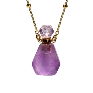 Pendentif flacon de parfum en améthyste naturelle avec chaîne à perles dorées