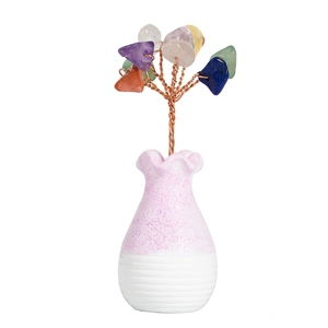 Árbol de cristal colorido con gemas variadas en un jarrón de cerámica rosa