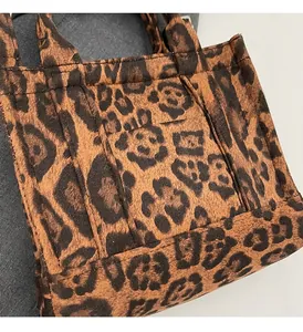 Gros plan du tissu du sac cabas léopard vintage montrant la texture détaillée
