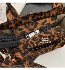 Gros plan d'un sac léopard montrant les détails de la fermeture éclair en métal argenté