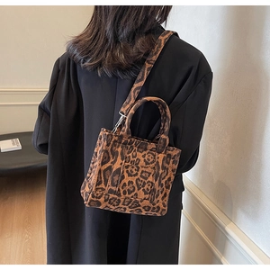 Sac bandoulière chic en toile imprimé léopard avec sangle réglable et poignées hautes