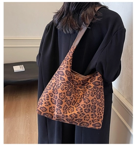 Dettaglio della trama e del morbido drappeggio della borsa tote con stampa leopardata