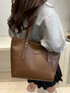 Deep brown leather tote bag with large capacity for daily commute and minimalist style