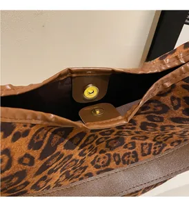 Dettaglio borsa a spalla leopardata con chiusura magnetica dorata e fodera interna