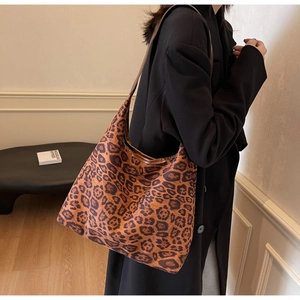 Dettaglio della borsa tote leopardata alla moda con texture e tracolla marrone