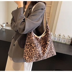 Dettaglio della borsa tote leopardata con trama in tela e ampia tracolla regolabile