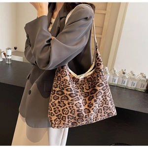 Dettaglio della borsa tote leopardata alla moda con trama in tela e grande capacità