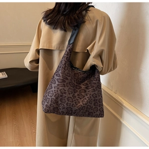 Borsa hobo leopardata indossata dalla modella mostra capienza e drappeggio morbido