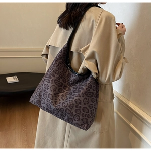 Dettaglio della borsa tote leopardata indossata con un trench beige per lo stile invernale