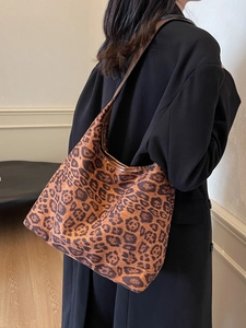 Grande borsa tote leopardata da donna indossata come un'elegante borsa a tracolla 2024