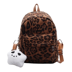 Sac à dos chic en fausse fourrure léopard avec charme étoile et lanières en cuir