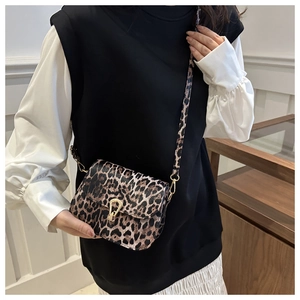 Détail du sac bandoulière léopard avec une boucle métallique dorée en fer à cheval