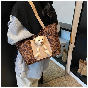 Détail du cabas léopard avec un ours en peluche 3D mignon sur la poche avant du sac