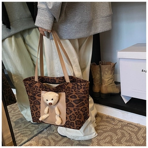 Détail du sac cabas léopard avec décoration ours en peluche 3D et poche en cuir