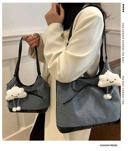 Confronto tra borse tote in denim grandi e piccole con finiture in pelle e ciondoli