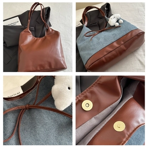Dettaglio della borsa tote in denim con chiusura magnetica e ciondolo a forma di nuvola