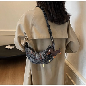 Plaid-Sichel-Tasche mit Dackel-Lederanhänger und elegantem, geknotetem Schultergurt