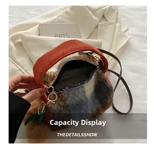 Vue détaillée de la capacité intérieure d'un sac à main en peluche avec fermeture éclair