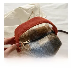 Détail du sac cylindrique en fausse fourrure colorée avec poignée en velours côtelé orange