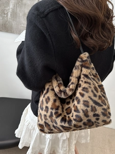 Faux fur leopard print tote bag for women with black shoulder straps for autumn winter