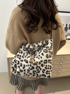 Faux fur leopard print tote bag for women featuring a large capacity and plush texture