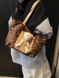 Grand sac cabas à imprimé léopard avec ours en peluche et anses en similicuir chic
