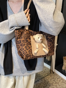 Grand sac cabas à imprimé léopard avec ours en peluche et anses élégantes
