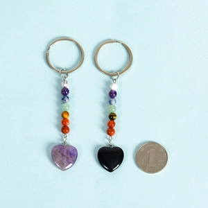 Sieben Chakra Naturkristall Schlüsselanhänger mit herzförmigen Anhängern aus Amethyst und Obsidian