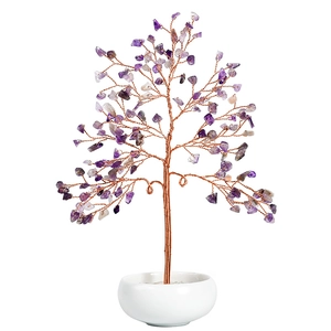 Handgefertigter Amethyst-Kristallbaum mit Kupferdraht in einer weißen Keramikschale