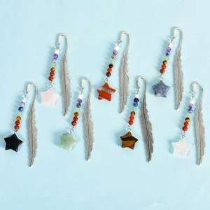 Segnalibri in metallo argentato a forma di piuma con sette perle chakra e ciondoli a stella