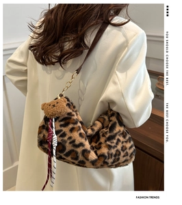 Détail du sac bandoulière en fausse fourrure léopard avec chaîne dorée et breloque