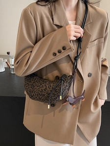 Leopardenmuster Crescent Crossbody Bag mit Dackel-Anhänger und braunem Gurt