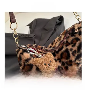 Detailansicht der Leoparden-Plüschtextur mit Kettenriemen und Teddybär-Anhänger
