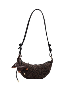 Halbmondtasche mit Leopardenmuster, schwarzem Schultergurt und süßem Hundeanhänger für Damen