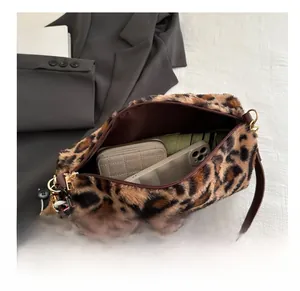 Innenansicht der Leoparden-Plüschtasche mit Platz für Handy und Geldbörse